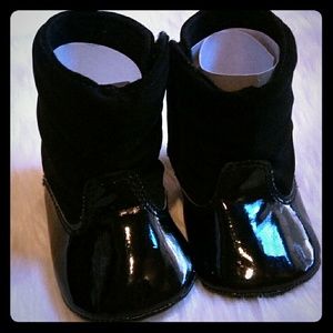Black winter boots